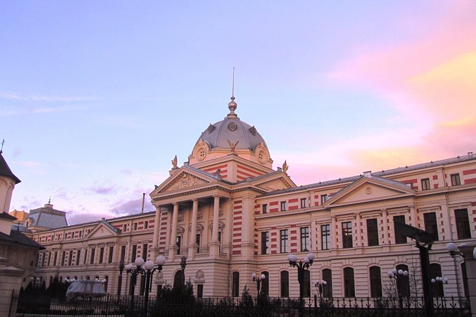 Bucarest à vélo - House of the Free Press: seeing communism architecture with context