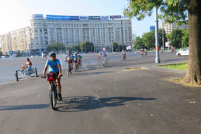 Bucarest à vélo - Piaka Revolukiei: the end of communism regime and the memorial moment