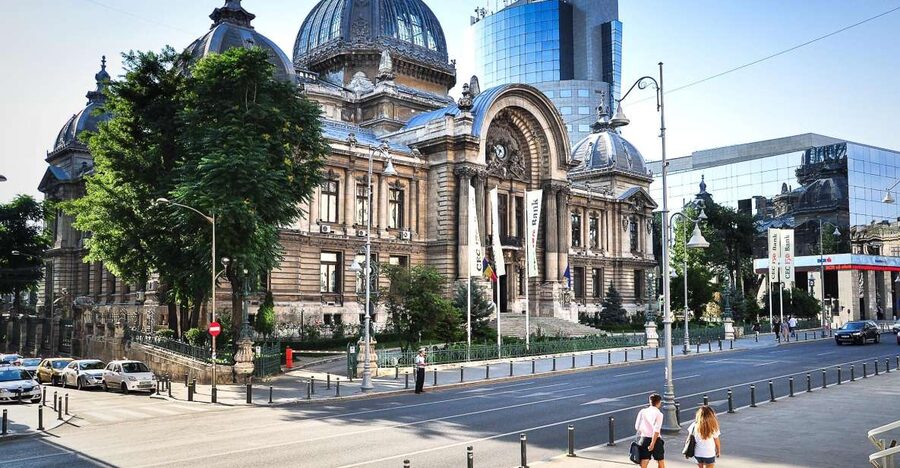 Bucharest: 2-Hour City Highlights Bike Tour - Cismigiu Park and near Bucharest City Hall: the calm reset between monuments