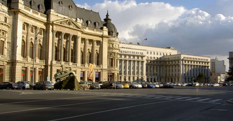 Bucharest: City Highlights Guided Walking Tour - Cismigiu Gardens and City Hall: take a breath before the big stuff