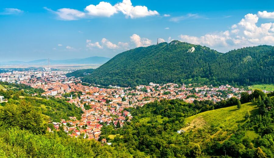 Bucharest: Dracula Castle, Peles Castle & Brasov Guided Tour - Brașov walk: Council Square and the Black Church in a real old town