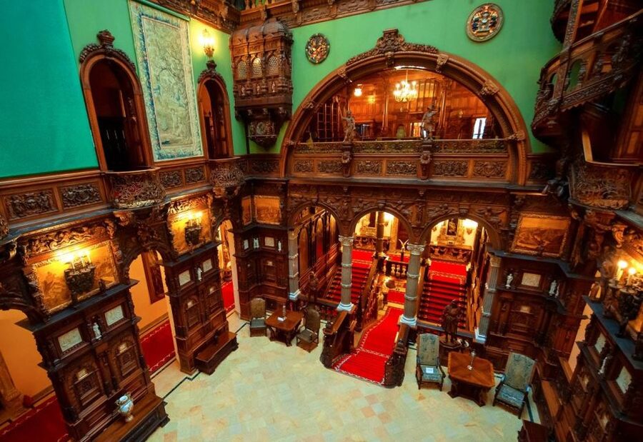 Bucharest: Dracula's Castle, Peleș Castle & Brașov Day Trip - Peleș Castle in Sinaia: royal rooms, tight ticket slots, and a guided visit