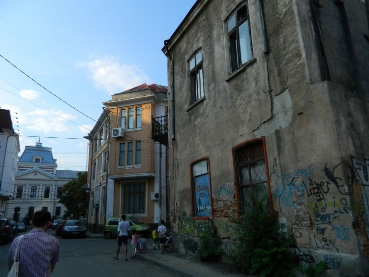 Bucharest: Half Day Bike Tour - Victoria Boulevard and the Monumental Buildings Walk-By-Photo Fans Miss