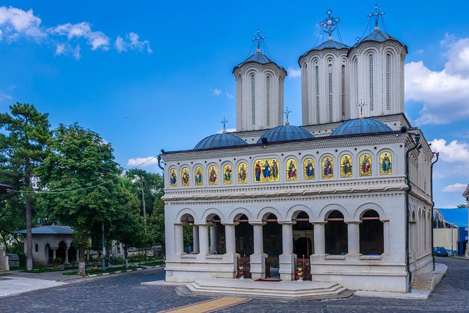 Bucharest Must See Walking Tour - Through Cismigiu Parc and into older Bucharest areas