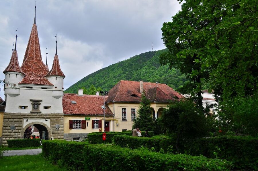 Bucharest: Peles Castle, Dracula's Castle and Brasov Tour - From Bucharest to Sinaia: Peleș Castle’s German Renaissance elegance