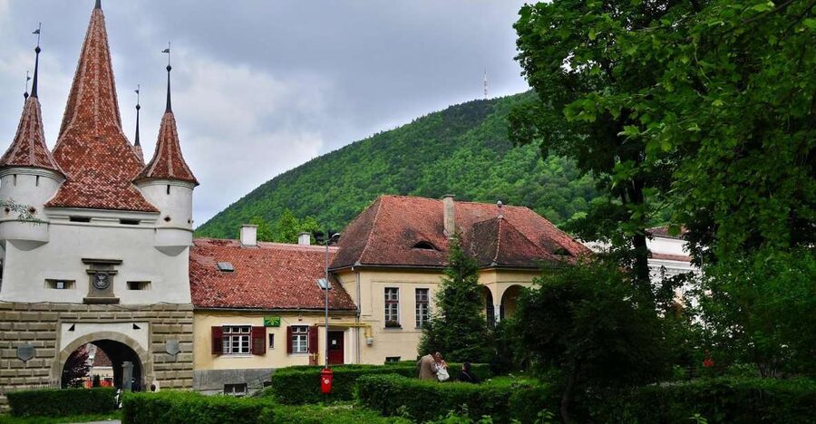 Bucharest: Peles Castle, Dracula's Castle and Brasov Tour - Bran Castle and Dracula country: folklore, views, and what to expect