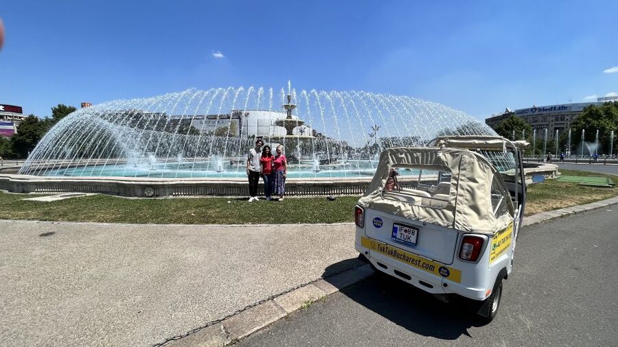 Bucharest: Romantic Tuk Tuk Tour with miniBAR - Victory Avenue to Romana Square: your fast orientation corridor
