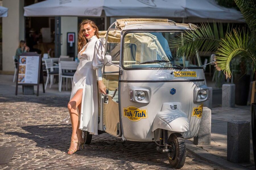 Bucharest: Romantic Tuk Tuk Tour with miniBAR - Fountains on the boulevard and University Square’s landmark mix
