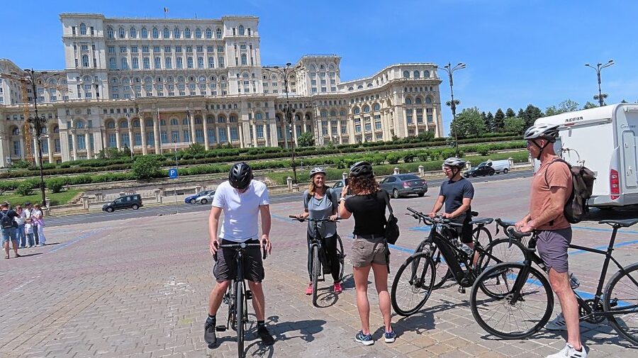 Bucharest Sightseeing Tour - The guide experience: clear French, calm pace, real know-how