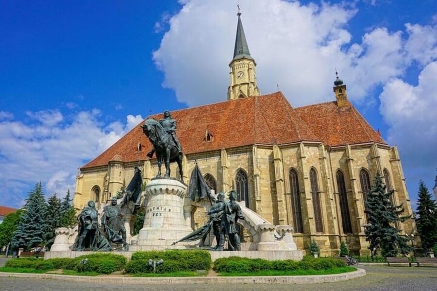 Cluj : Must-See Attractions Walking Tour - Piața Mihai Viteazu: a photo stop that helps you read the city