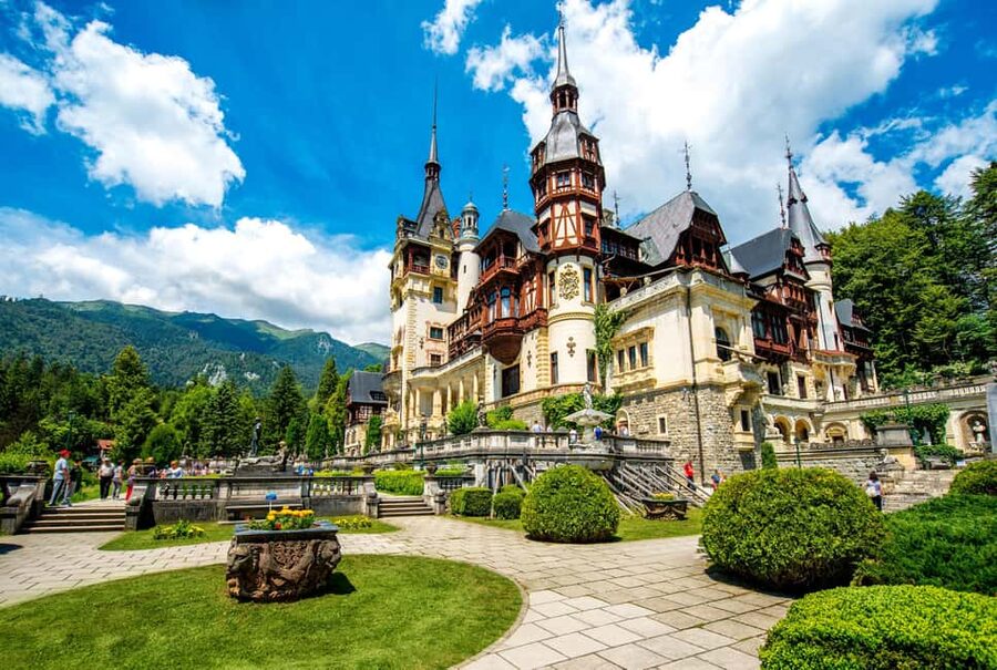 From Bucharest: Day Trip to Dracula's Castle, Peles & Brasov - Bran Castle and Draculas legend: what you do on the cliffside