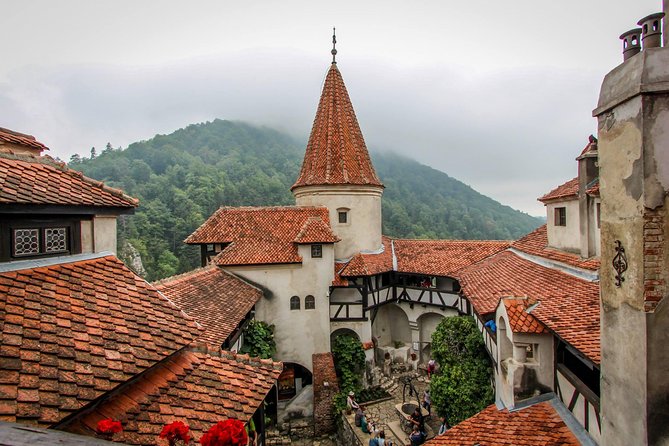 Guided visit in Spanish to the Castle of Dracula in Bran (native Spanish guide). - Bran Castle in Bran, not far from Brasov