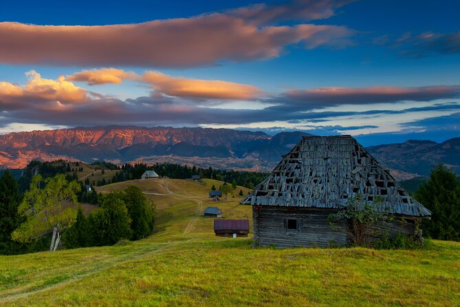 Hiking thought the best mountain villages in Romania-Private tour from Brasov - Stop 1 at Amfiteatrul Transilvania: an amphitheater of houses and a real-life origin