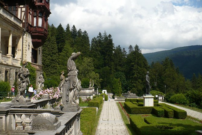 Peles Castle and optional Cantacuzino Castle from Brasov - The guide makes it, and Florin is a great example
