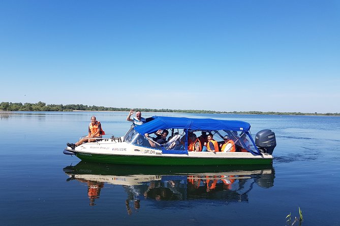 PRIVATE 4-5h speedboat tour to the village Mila23 - The quick start at Safca Delta Tours, before Mila 23