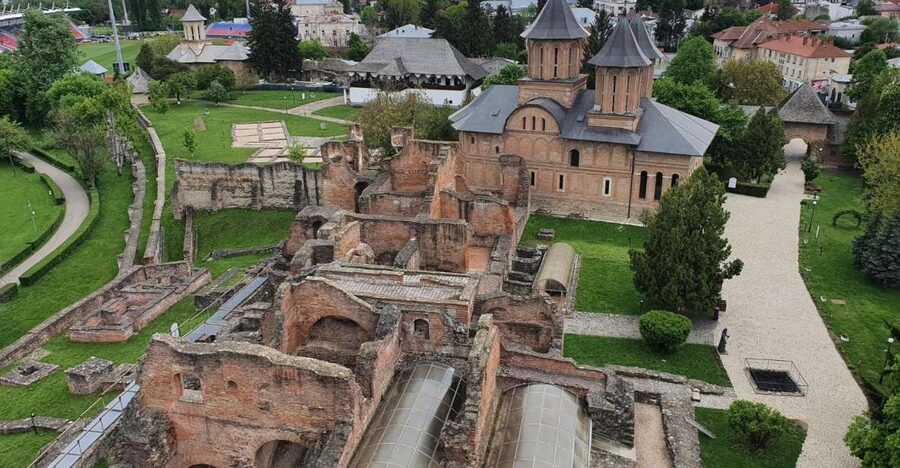 Real Dracula Princely Court and Real Dracula's Fortress - Vidraru Dam: the biggest break for your photos and your breath