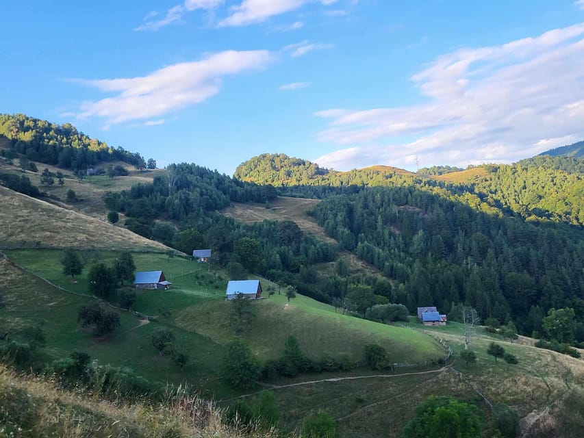 Sibiu: Cindrel Mountains Hike with Traditional Brunch - From Sibiu to Parcare Thalia: getting out of town smoothly