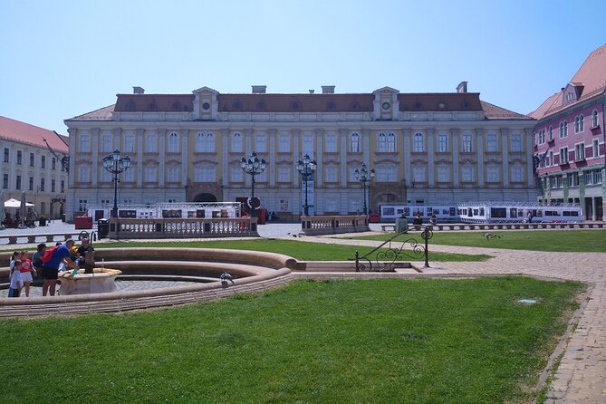 Timisoara Downtown Dream Tour - Stop 1 at Piata Victoriei: Secession Palaces and Big-City Landmarks