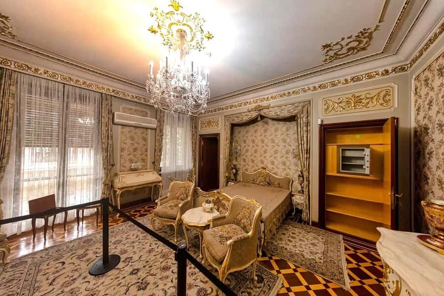 Visit Parliament Palace, Ceausescu Mansion & Village Museum - Language options and the guide style that makes a difference